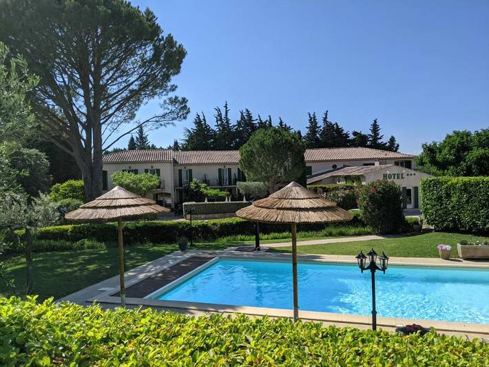 Hôtel, avec Terrasse ainsi que Jardin et Piscine