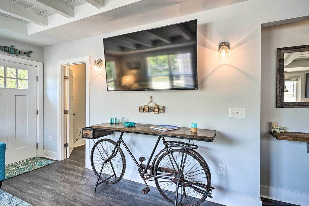 Modern Oak Island Escape: 1 Mile to Long Beach! in Oak Island (NC), Brunswick County