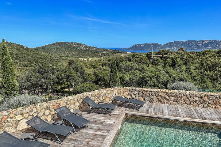 Villa pour 10 personnes, avec terrasse ainsi que jardin et piscine, adapté aux familles à Porto-Vecchio