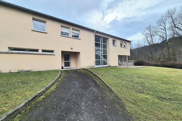 Location de vacances pour 28 personnes, avec jardin, animaux acceptés dans Saint-Thurin