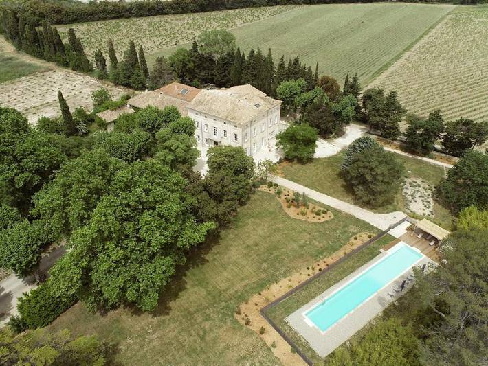 Chambre d’hôte pour 2 personnes, avec Terrasse et Jacuzzi ainsi que Jardin et Bassin pour enfant à Travaillan