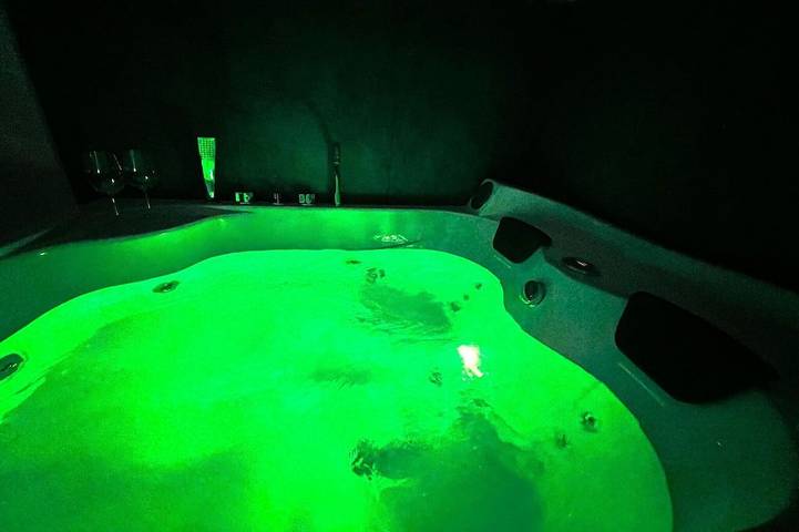 Ferienwohnung für 4 Personen, mit Terrasse und Whirlpool in Taranto