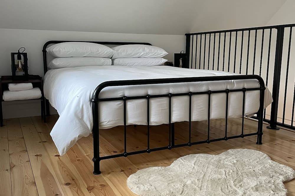 ✨Hottub✨ New Renovated historical cottage, private lake access ,scenic views in Scrahane, Killarney