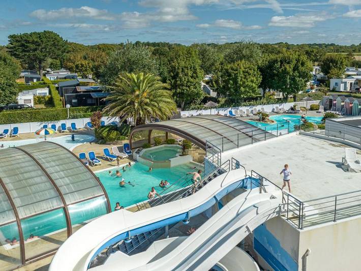 Camping pour 4 personnes, avec Jacuzzi et Terrasse ainsi que Jardin et Bassin pour enfant