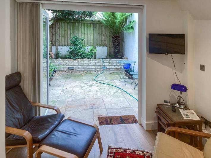 Log cabin for 2 people, with garden in Brighton
