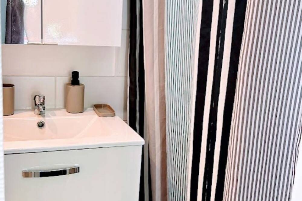 Entire apartment, Jardin au Calme et Clim Hyper Centre St Laurent du Var in Saint-Laurent-du-Var, Cannes region