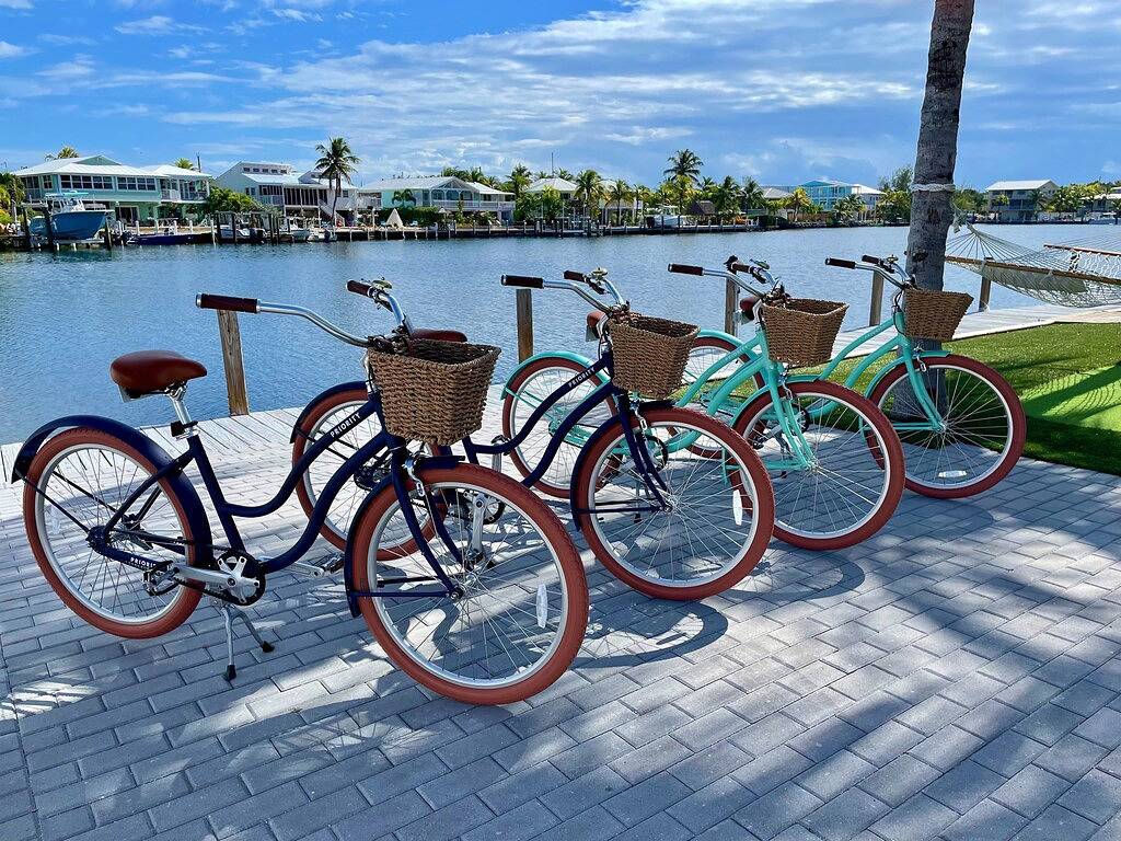 Waterfront Home, 200ft Dock, Gulf Access, Kayaks, Bicycles, Mini Golf, Game Room in Marathon, Monroe County