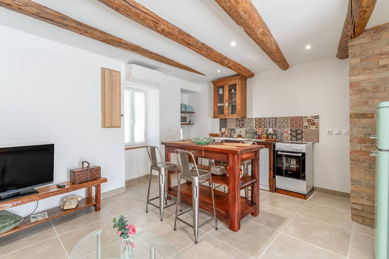 „Chez Mamé“ mit Gemeinschaftspool, Wlan und Klimaanlage in Saint-Victor-la-Coste, Nimes und Umgebung