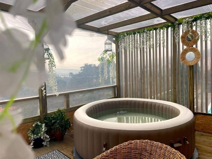 Casa de férias para 10 pessoas, com piscina e jacuzzi e ainda jardim, adaptado a crianças em Mangualde