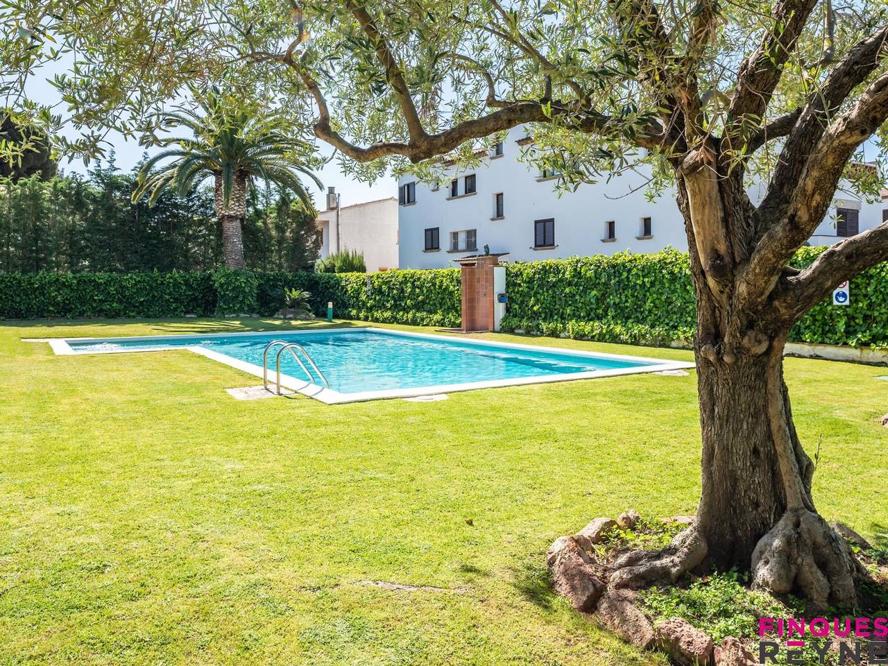 Apartamento entero, Apartamento en planta baja con jardín y acceso a piscina, cerca de playa de Sant Pol in S'Agaró, Platja d'Aro