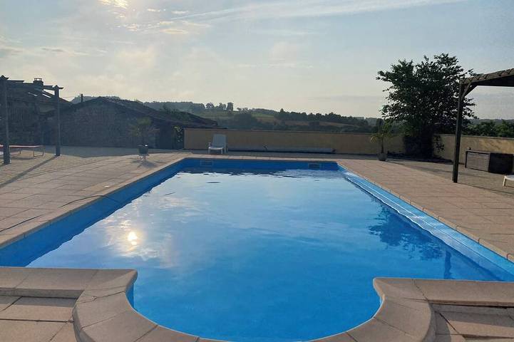 Gîte pour 4 personnes, avec Terrasse ainsi que Jardin et Piscine