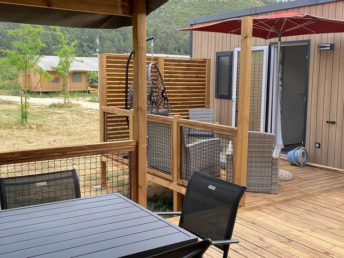 Flower Camping de l'Olivigne - Mobilheim 10 personen - Mobilheim Tribu Premium 5 Schlafzimmer + Terrasse 44m² + Tv + Lv + Klimaanlage + Plancha + 2 Bäder 10 Pers. in Bize-Minervois, Mittelmeerküste (Frankreich)