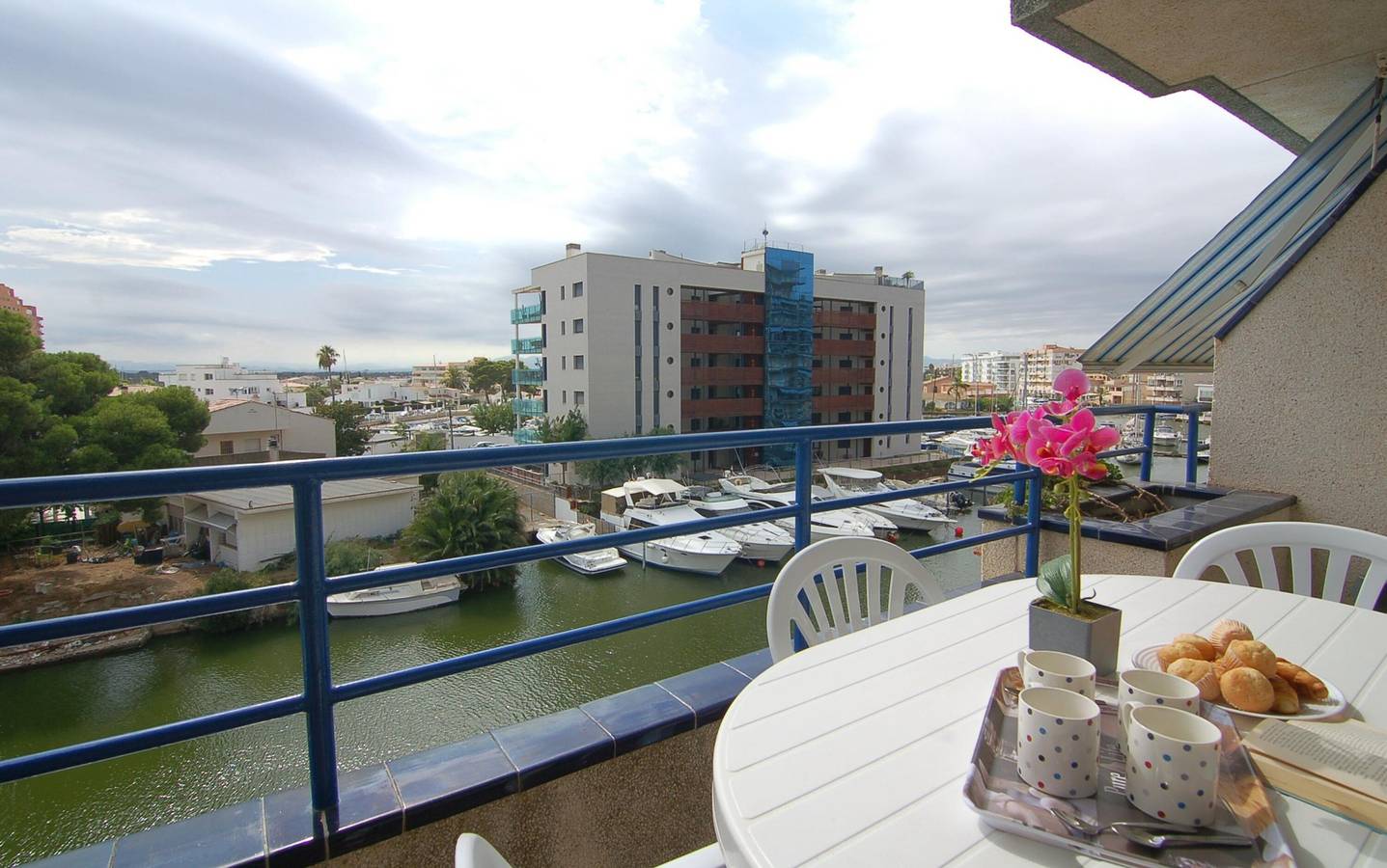 Apartamento entero, ¡Encantador apartamento en alquiler en Roses, Costa Brava! A 400 metros de la playa, capacidad para 4 personas. ¡Reserva ahora! in Santa Margarida, Roses