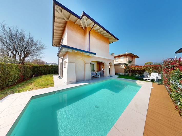 Villa per 6 persone, con balcone e giardino a Manerba del Garda