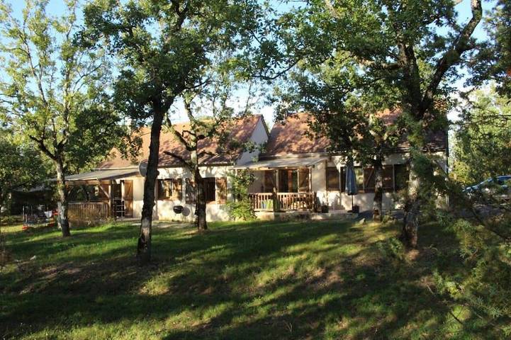 Location de vacances pour 8 personnes, avec Piscine à Saint-Jean-de-Laur