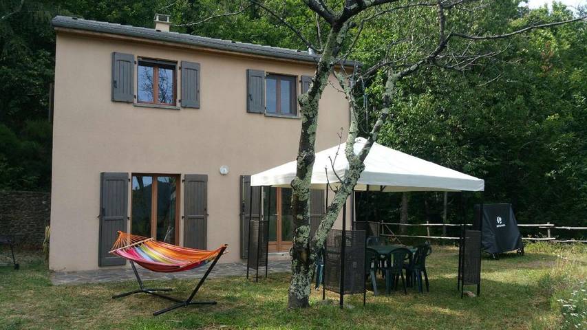 Location de vacances pour 9 personnes, avec Terrasse ainsi que Jardin et Vue à Saint-Frézal-de-Ventalon