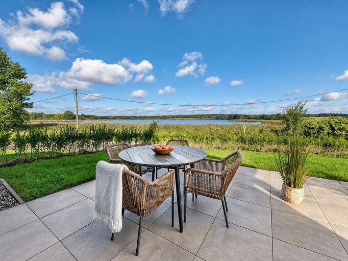 Ferienhaus für 4 Personen, mit Terrasse und Garten sowie Sauna und Seeblick