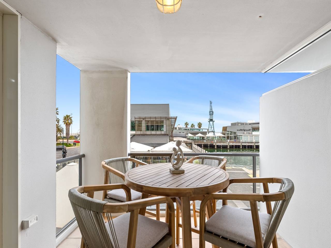 Apartamento entero, Casa escénica de 3 dormitorios junto a la playa con vistas al agua in Port Melbourne, Melbourne