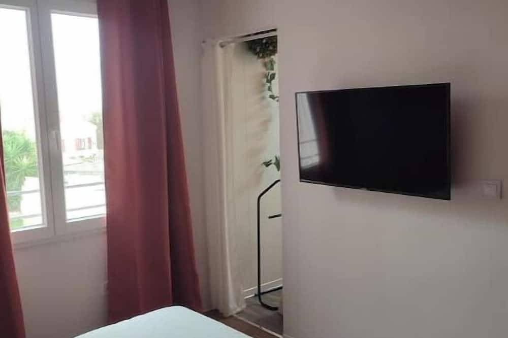 House with swimming pool. Outside terrace 35m2. in Bompas, Côte d'Améthyste