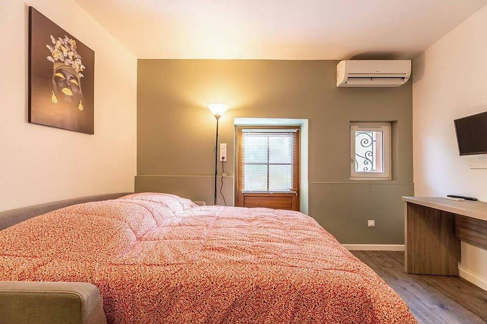 Entire apartment, T1 with terrace near the spa in Royat, Volcans d'Auvergne Regional Nature Park
