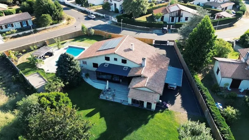 Chalet para 10 personas, con jardín además de vistas y piscina - 1