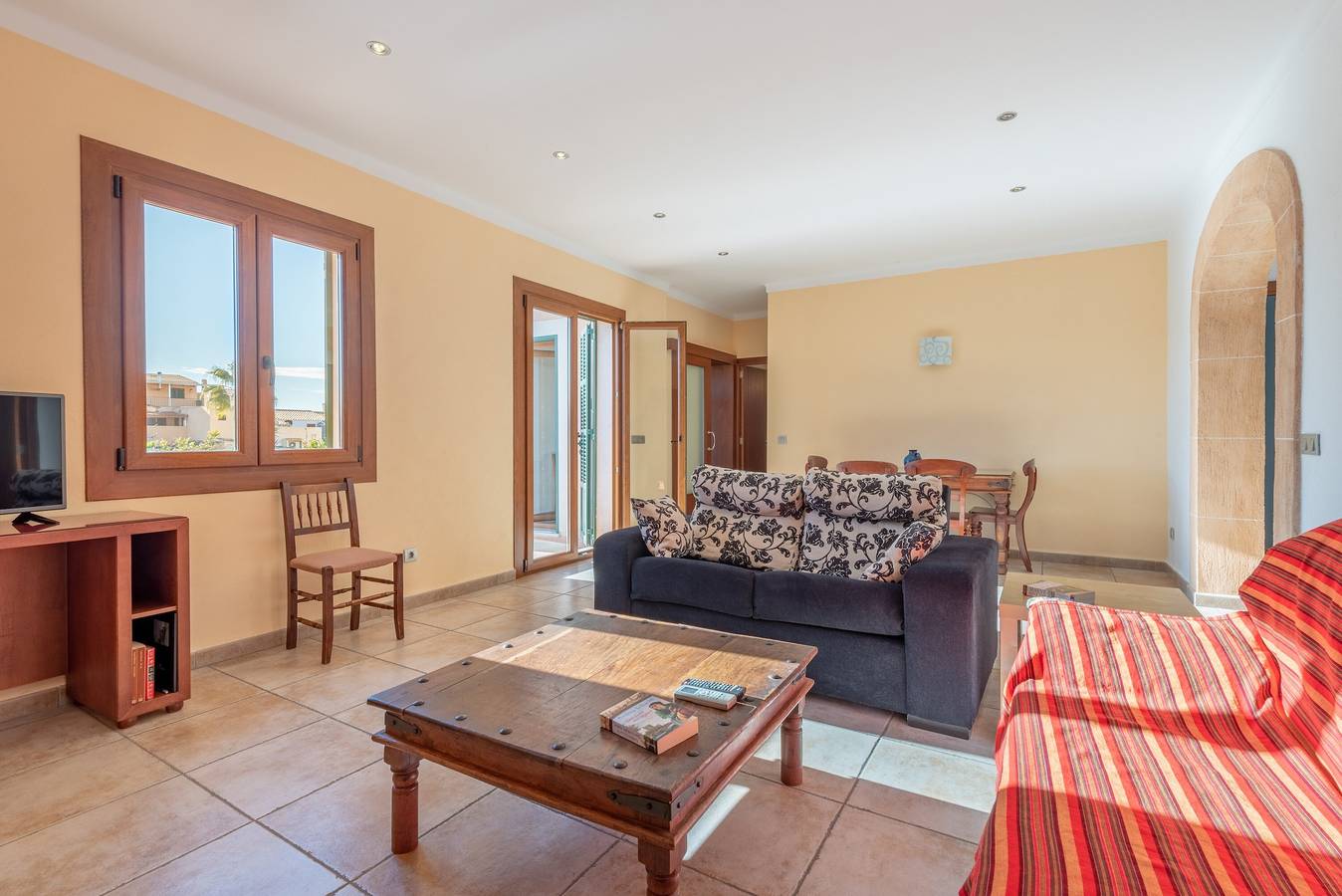 Entire apartment, Cosy Holiday Apartment with Wi-Fi, Air Conditioning and Terrace in Binissalem, Majorca Center