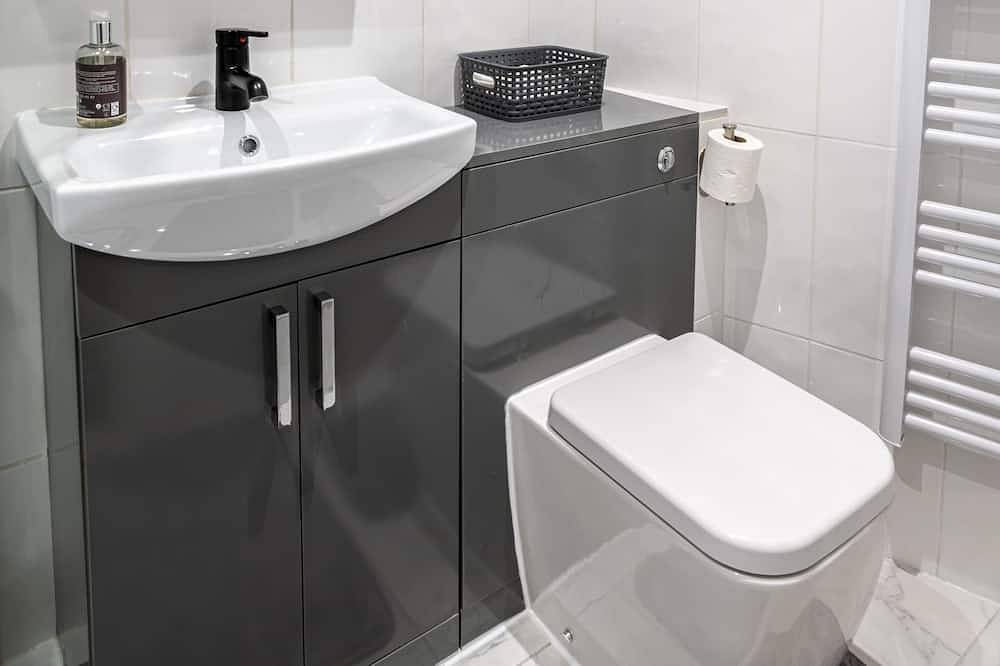Luxury one bedroom guesthouse M6, Junction 10 in Walsall, Birmingham Area