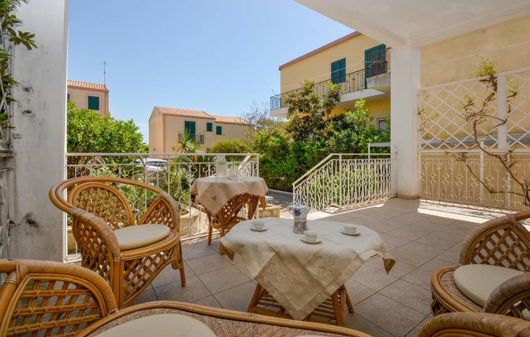 Apartamento soleado con ducha exterior, terraza y aparcamiento in Marina di Modica, Módica