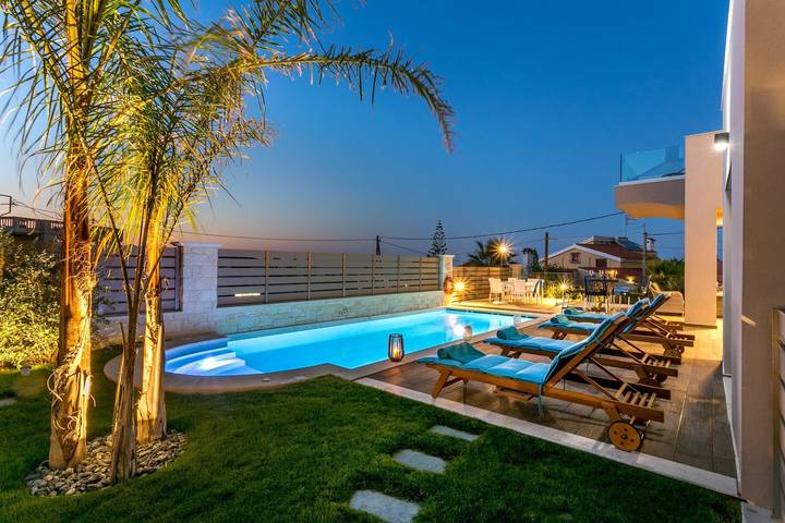 Ferienhaus für 8 Personen, mit Balkon und Terrasse sowie Garten und Pool
