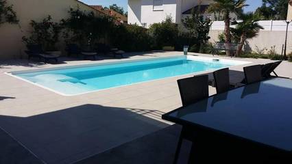 Cottage pour 10 personnes, avec piscine ainsi que terrasse et jardin à Vailhauquès
