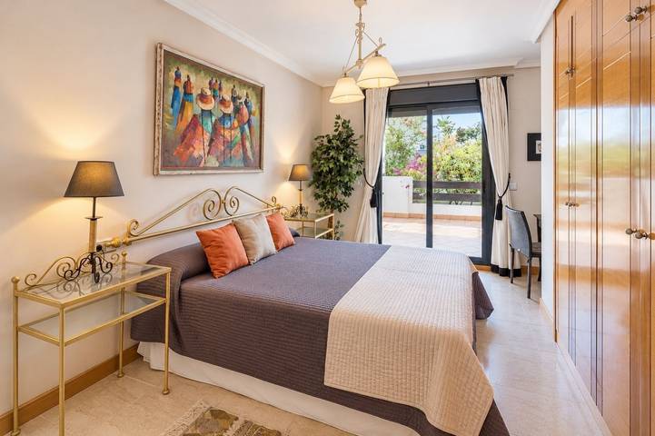 Apartamento entero, GuestReady - Sunset Golf con Jardín Privado in La Resina, Estepona