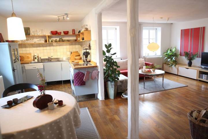 Apartamento entero, Apartamento 'Luise Im Künstlerhaus' con terraza privada, balcón y Wi-Fi in Leópolis, Landkreis Südwestpfalz