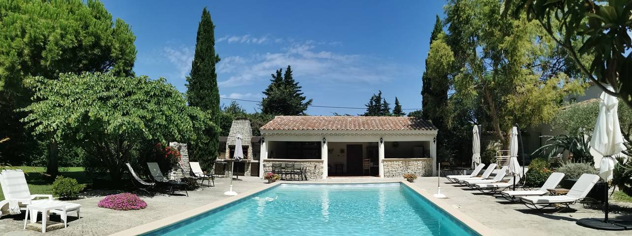 Location de vacances pour 11 personnes, avec terrasse ainsi que jardin et piscine à Carpentras