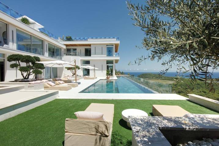 Maison d’hôte pour 5 personnes, avec Balcon et Terrasse ainsi que Piscine et Vue à Zonza