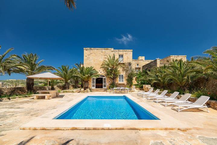 Vacation rental for 7 people, with Yard and Pool as well as View in Malta