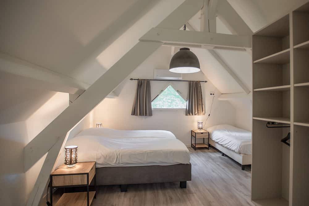 Maison dans un parc de vacances avec piscine in Lacapelle-Marival, Lot