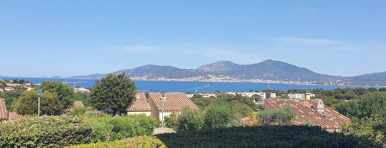 Gîte pour 4 personnes, avec Terrasse et Piscine à Albitreccia