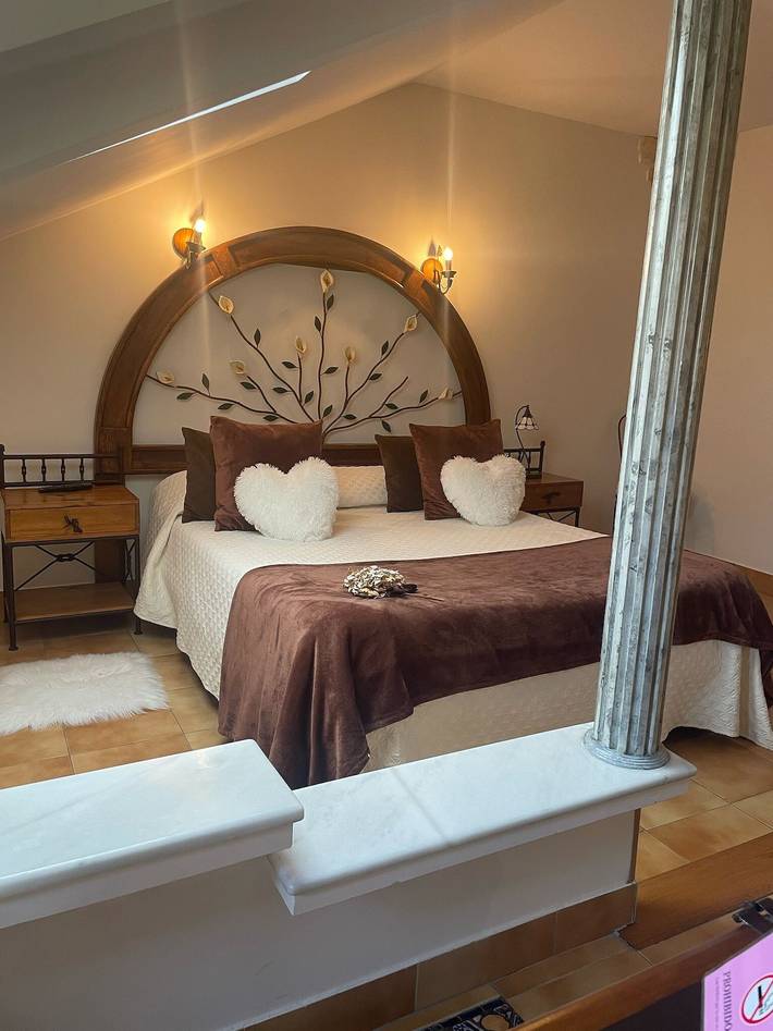 'Double Sunflower' Room with Mountain Views, Shared Terrace, and Wi-Fi in Marina de Cudeyo, Cantabrian Coast
