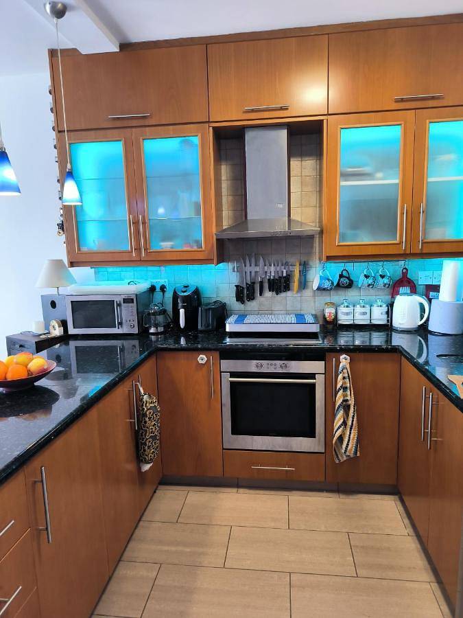 Gîte pour 5 personnes, avec terrasse ainsi que vue et piscine dans Oróklini - 4