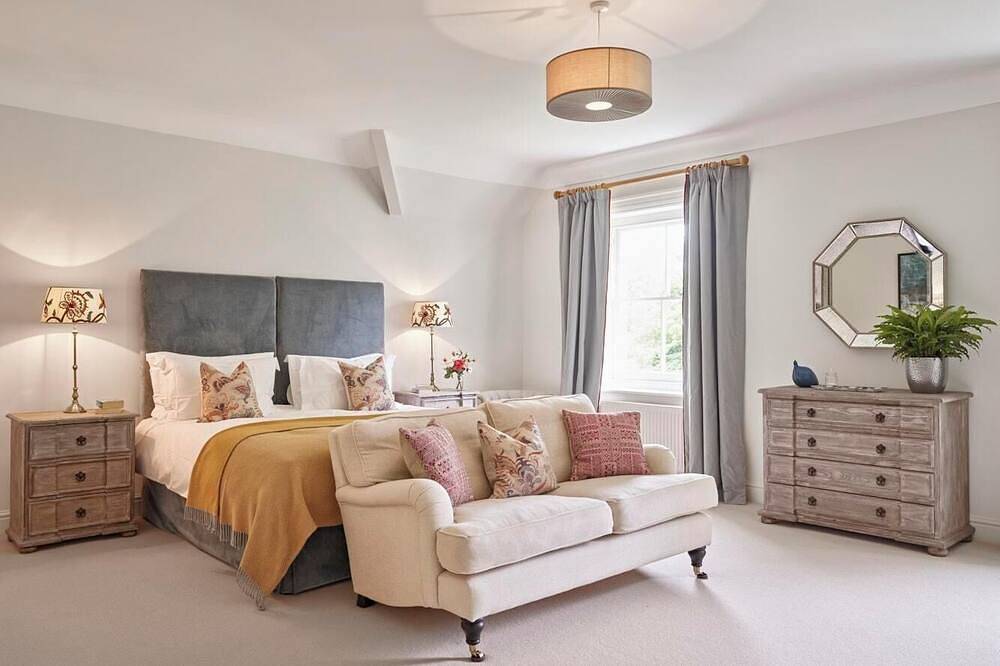 The Lindens is a beautifully renovated 18th century manor house and lies within the peaceful and pretty village of East Lulworth, a stone’s throw from the majestic Lulworth Castle, the idyllic Lulworth Cove and iconic rock arch of Durdle Door. The Li in Dorset