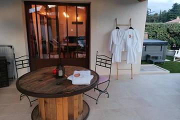 Gîte pour 2 personnes, avec sauna et jacuzzi ainsi que piscine et terrasse à Cheval-Blanc