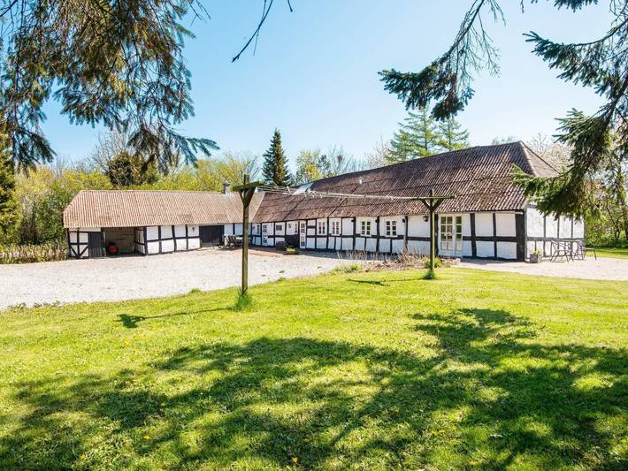 Ferieudlejning for 7 personer, med Terrasse og Have i Grenaa