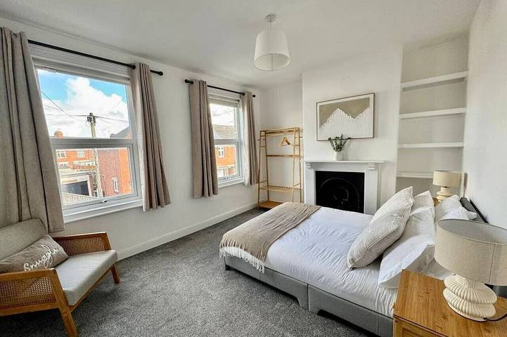 Stylish 2-Bed Home with Garden in Exeter, Devon