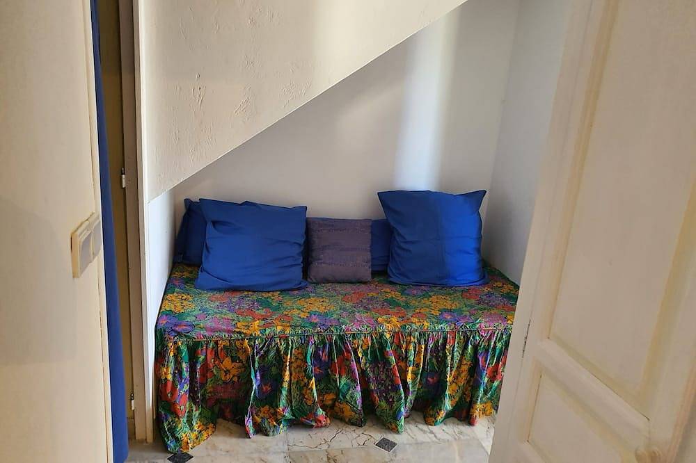 Appartement en rez-de-jardin avec terrasse et accès piscine in Lauris, Parc naturel régional du Luberon