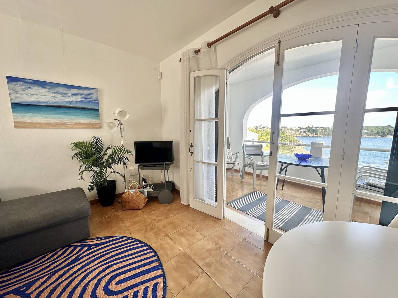 Apartamento entero, Hermoso apartamento con Wi-Fi, piscina, terraza y vista al mar in Arenal d'en Castell, Es Mercadal