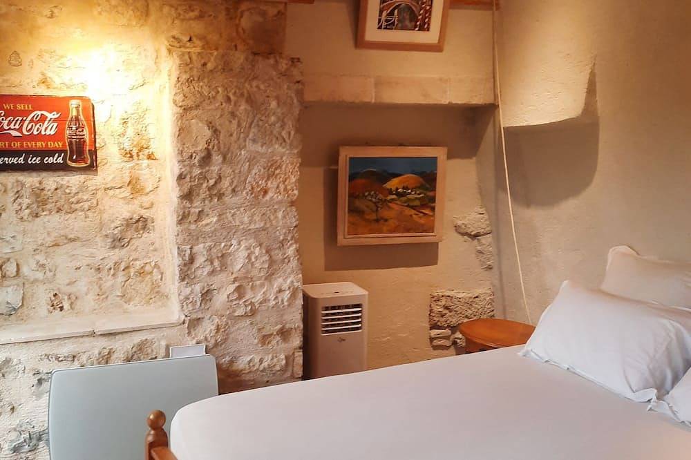 Ganze Wohnung, Carennac-Rocamadour-Padirac—master suite: bathroom + toilet + living room + Tv and/or bedroom with garden in Carennac, Lot
