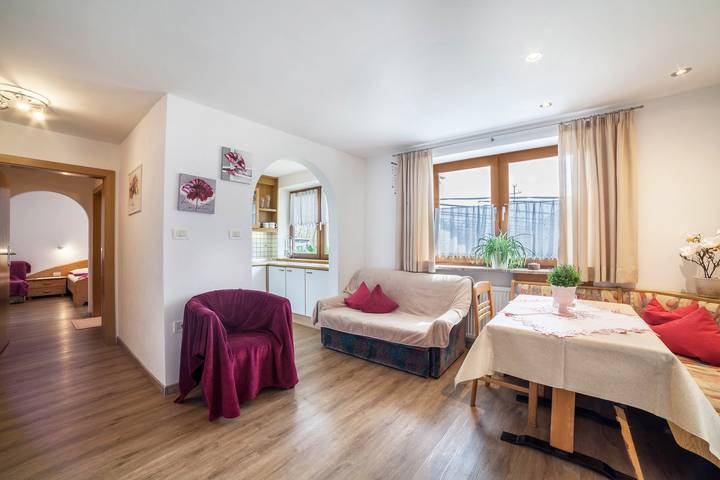 Appartamento intero, Appartamento "Löwenzahn" con vista sulle montagne, piscina, Wi-Fi, balcone e giardino in Saltusio, Rifiano