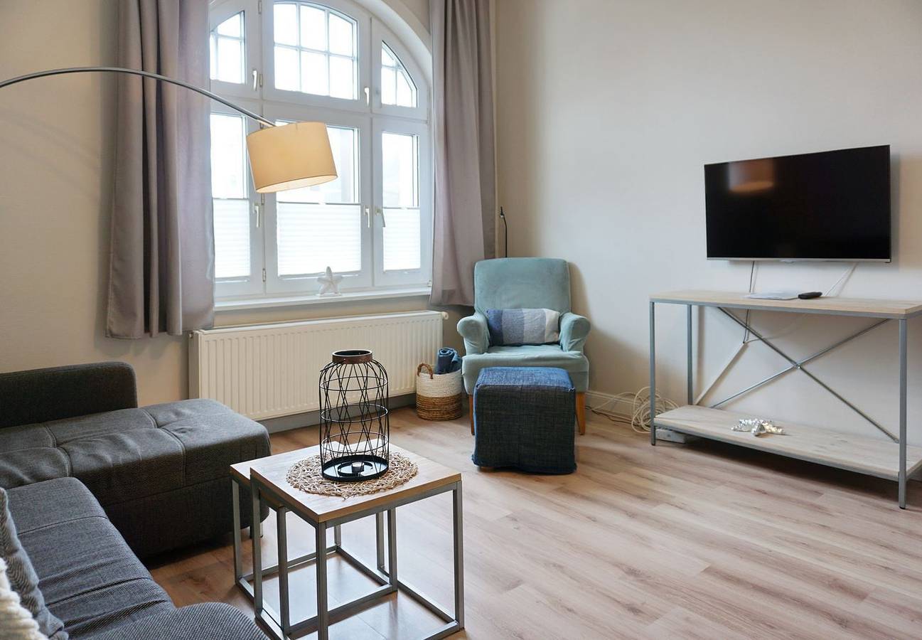 Ganze Wohnung, Genießen Sie  besonderen Charme dieser Wohnung durch die schönen Rundbogenfenster im alten Bäderstil in Westerland, Sylt (Gemeinde)