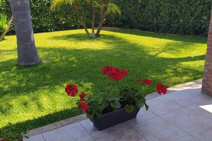 Detached villa with swimming pool a stone's throw from the sea between Avola and lido di Noto. in Cicirata, Avola
