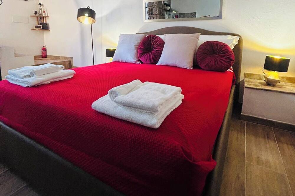 Ganze Wohnung, Charming Spa Suite with Heated Stone Tub & Chromotherapy near Lake Bracciano in Anguillara Sabazia, Braccianosee